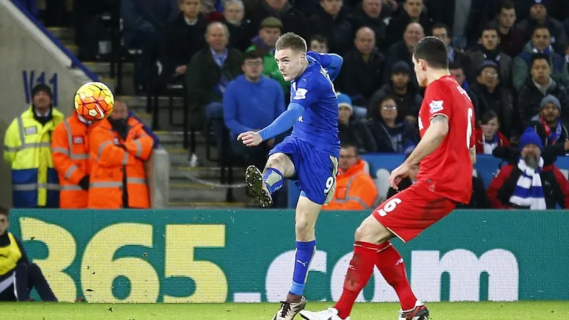 Lamie Vardy ghi bàn vào lưới Liverpool.