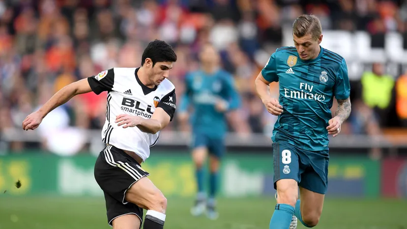 Goncalo Guedes (Valencia) đi bóng qua Toni Kroos (Real Madrid)