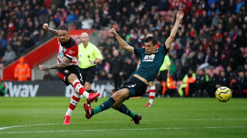 Danny Ings ghi bàn gỡ hóa cho chủ nhà.