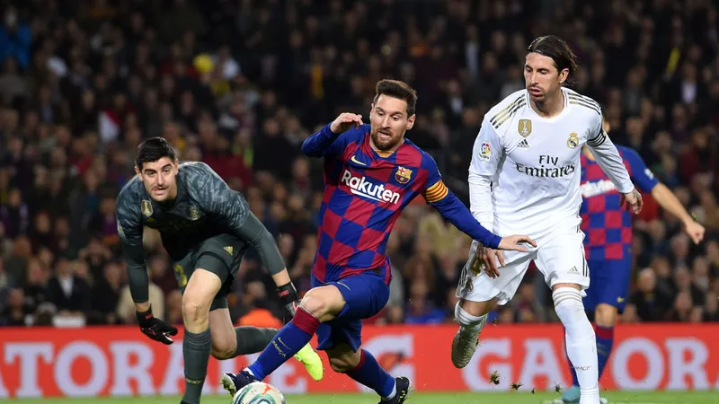 Lionel Messi tranh bóng với Sergio Ramos và thủ thành Thibaut Courtois