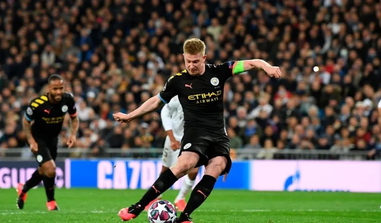 Kevin De Bruyne sút thắng quả phạt đền
