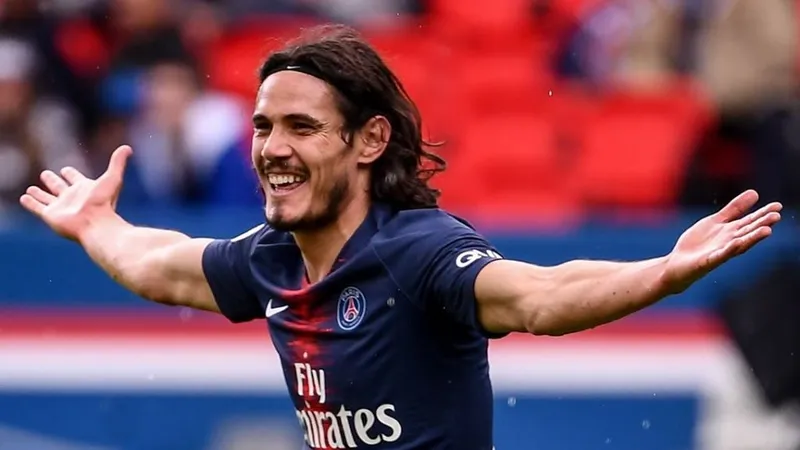 Edinson Cavani tính chuyện sang Premier League hoặc La Liga.