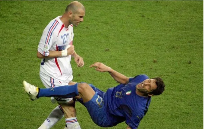 Zidane đánh mất sự kềm chế, húc đầu vào ngực Materazzi trong trận chung kết World Cup 