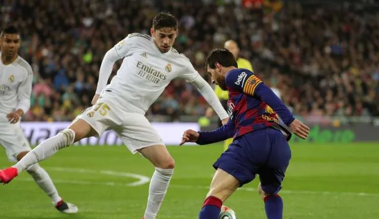Real đòi đá trước, trong lúc Barca lại muốn đá sau