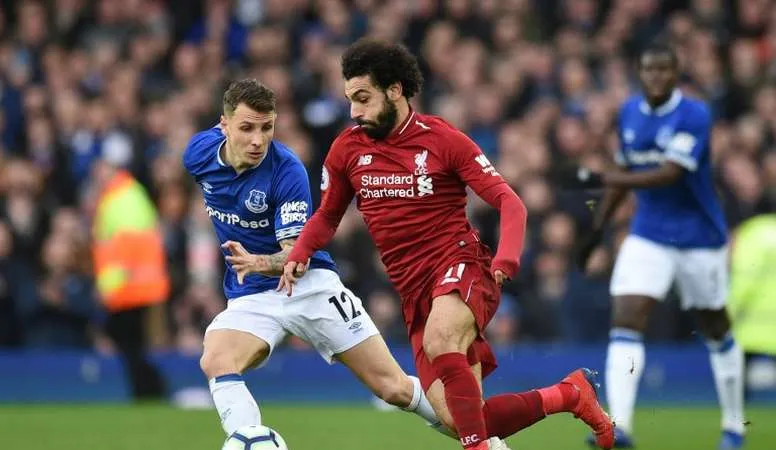 Mo Salah đi bóng trước hàng thủ Everton