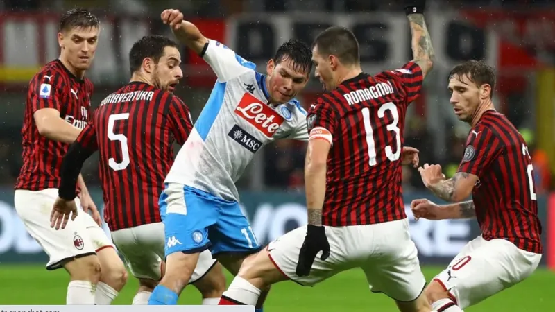 Napoli đang chạy đua quyết liệt với AC Milan