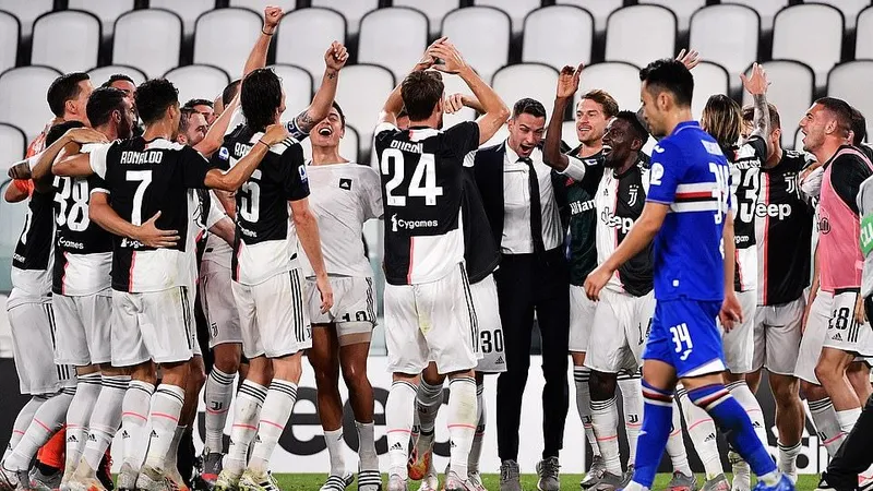Các cầu thủ Juve ăn mừng chiến thắng