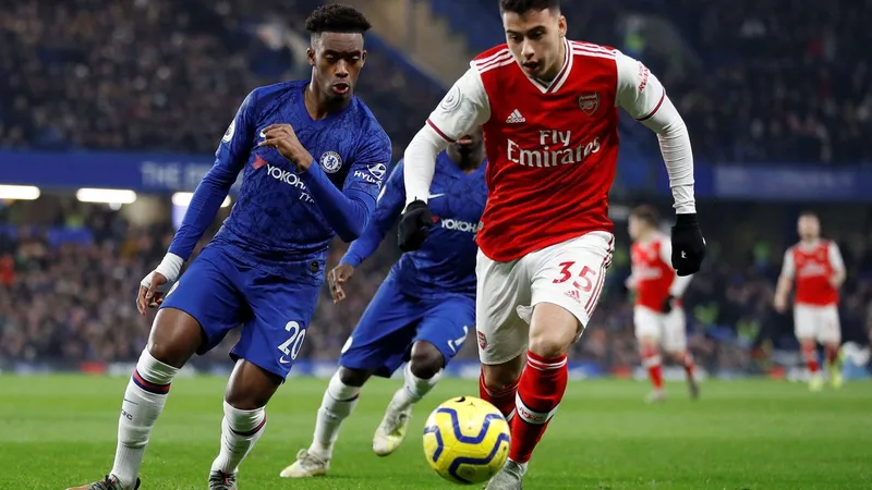 Martinelli đi bóng qua Hudson-Odoi (Chelsea)