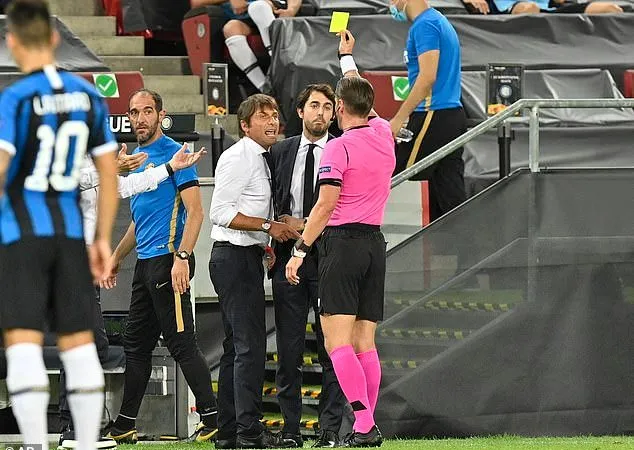 Antonio Conte tranh cãi và nhận thẻ vàng ở Cologne