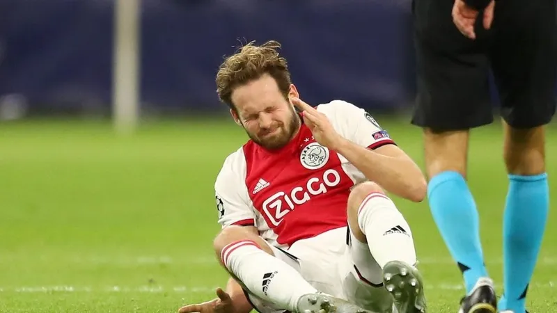 Daley Blind ngã quỵ trên sân