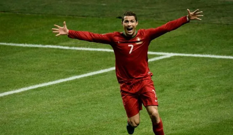Cristiano Ronaldo ăn mừng bàn thắng