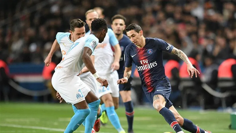 Di Maria đi bóng trước hàng thủ Marseille.