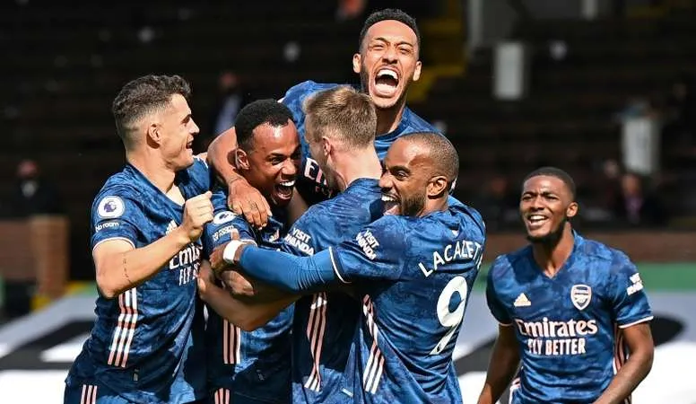 Các cầu thủ Arsenal ăn mừng bàn thắng