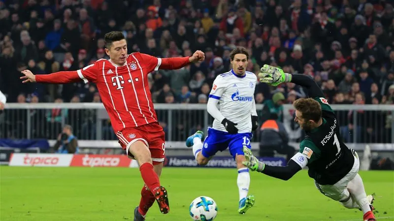 Robert Lewandowski uy hiếp khung thành Schalke