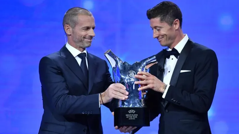 Robert Lewandowski nhận giải thưởng Cầu thủ xuất sắc nhất trong năm