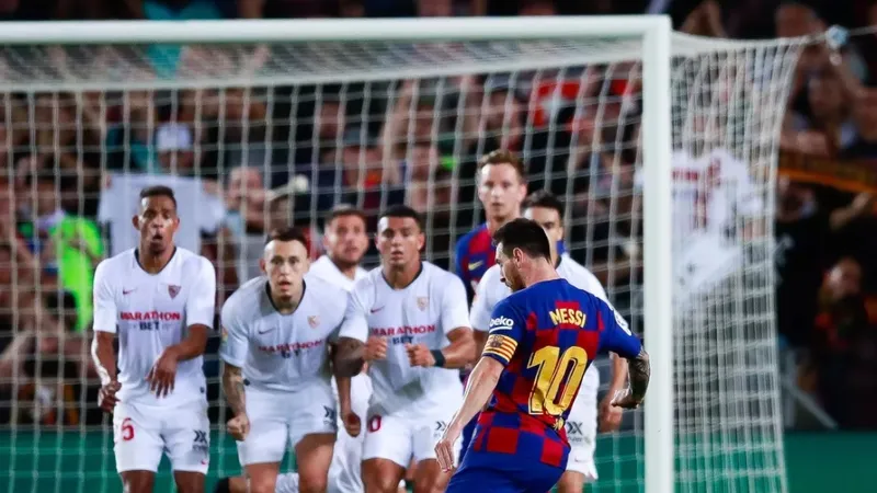 Messi sút phạt vào lưới Sevilla.