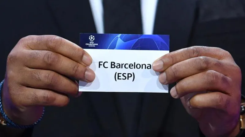 Barcelona nằm chung bảng với Juventus.