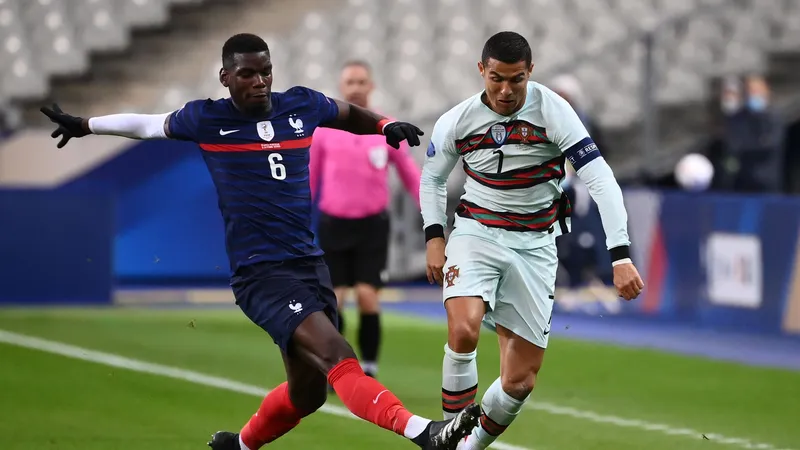 Paul Pogba tranh bóng với Ronaldo
