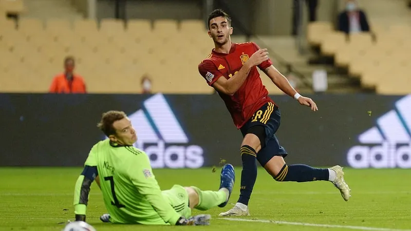 Tiền đạo trẻ Ferran Torres lập hattrick