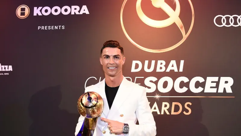 Cristiano Ronaldo nhận giải năm 2019