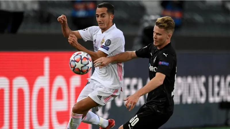 Lucas Vezquez đi bóng qua hậu vệ Gladbach