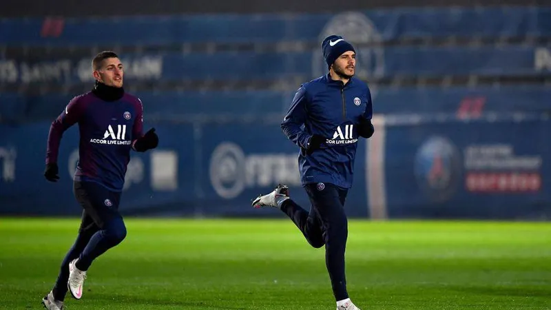 Mauro Icardi (phải) đang nỗ lực tập luyện để kịp ra sân trận đầu tay của ông thầy mới