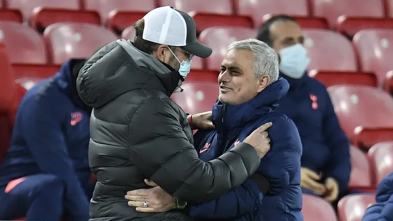 Jose Mourinho và Jurgen Klopp (trái)