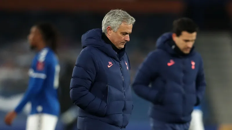 Jose Mourinho lại gặp rắc rối ở Tottenham