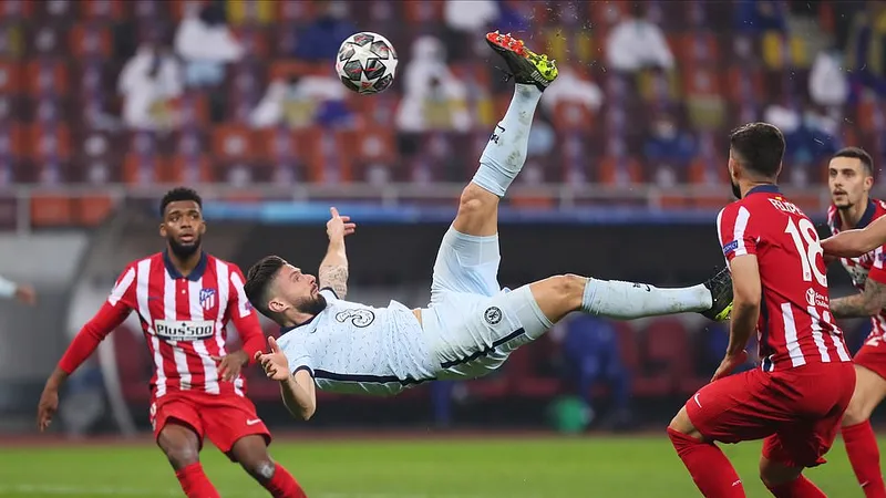 Cú ngã bàn đèn tuyệt diệu của Olivier Giroud trước Atletico