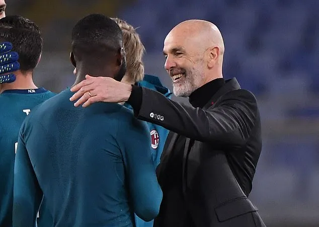 HLV Stefano Pioli ăn mừng chiến thắng cùng các học trò