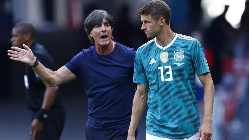 HLV Joachim Loew và Thomas Muller ở tuyển Đức