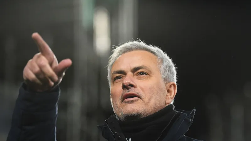 Jose Mourinho chỉ nhìn lên trong trận derby London thứ 203