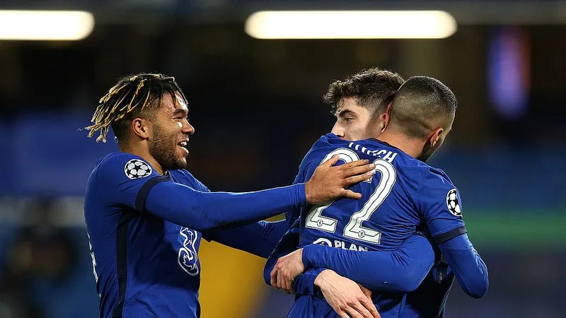 Các cầu thủ Chelsea ăn mừng chiến thắng