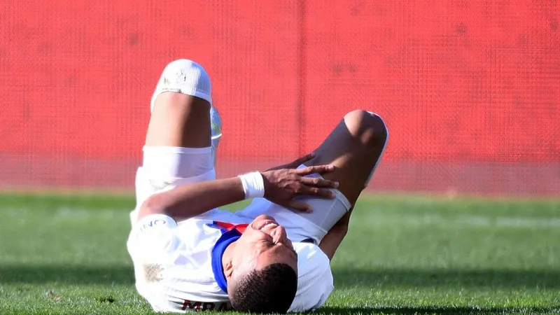 Kylian Mbappe dính chấn thương đầu gối