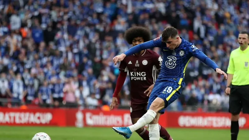 Mason Mount sút bóng trước khung thành Leivester trong trân chung kết cúp FA ở Wembley