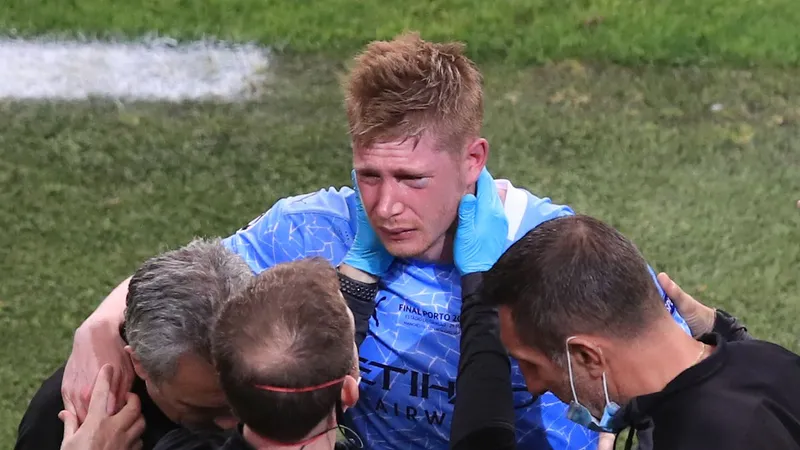 Kevin De Bruyne rời sân trong đau đớn