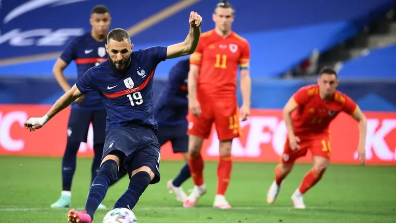 Karim Benzema sút hỏng quả phạt đền