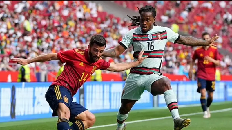 Jose Gaya cố gắng tạt bóng trước Renato Sanches (Bồ Đào Nha)