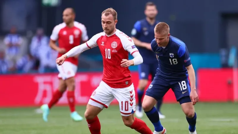 Christian Eriksen bất ngờ đột quỵ 