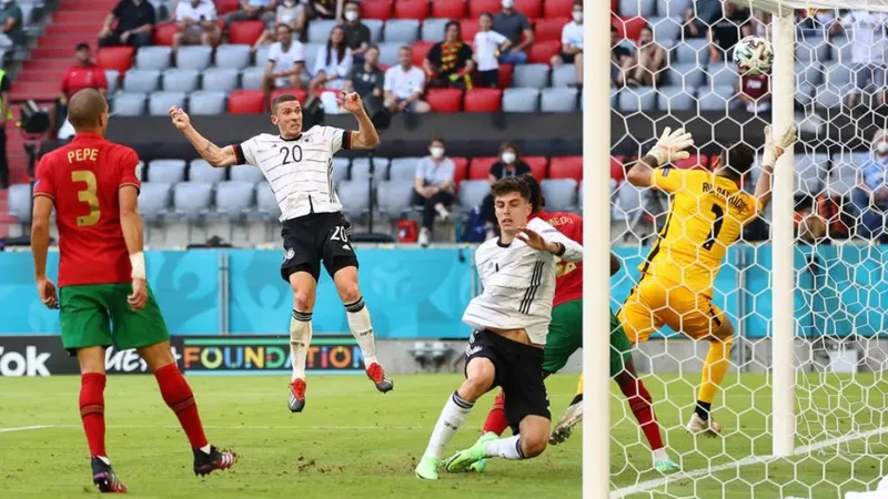 Robin Gosens (trái) ghi bàn giúp tuyển Đức dẫn 4-1