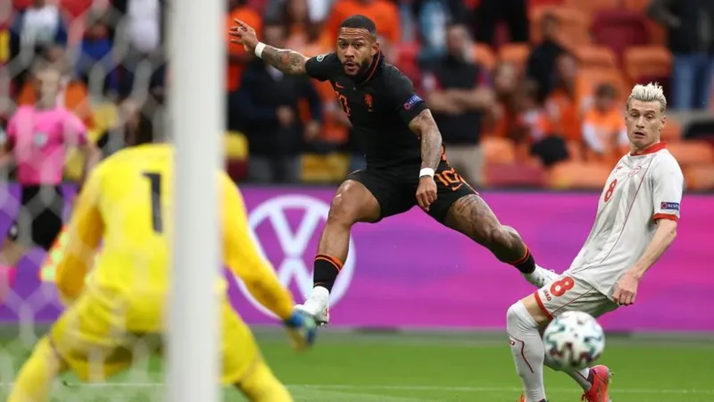 Memphis Depay tung cú sút trước khung thành Bắc Macedonia