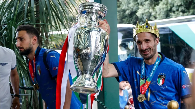 Giorge Chiellini đi đầu với chiếc cúp và vương miện trên đầu
