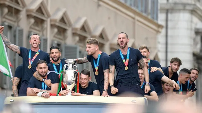 Azzurri diễu hành mừng chiến thắng 