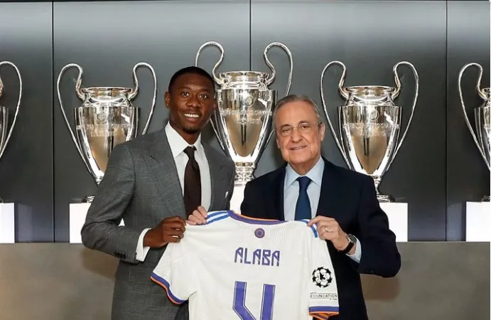 Chủ tịch Florentino Perez trao chiếc áo số 4 cho David Alaba