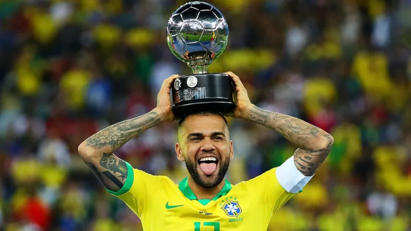 DANI Alves với chiếc cúp Copa America