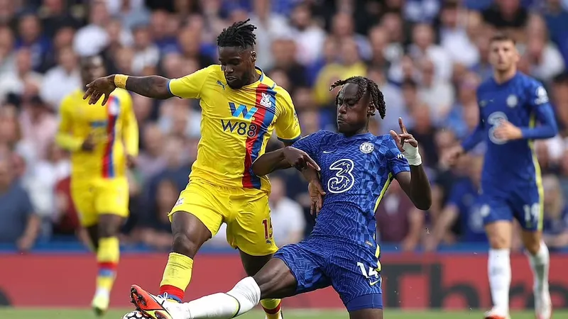 Trevoh Chalobah (phải) tranh bóng với tiền đạo Crystal Palace