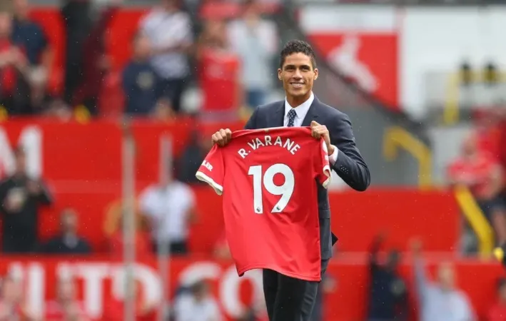 Raphael Varane khoe chiếc áo số 19 của mình