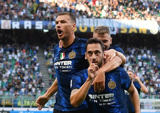Calhanoglu và Dzeko ăn mừng bàn thắng trong trận ra mắt Inter Milan