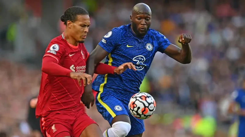 Trung vệ Van Dijk cản phá Romelu Lukaku