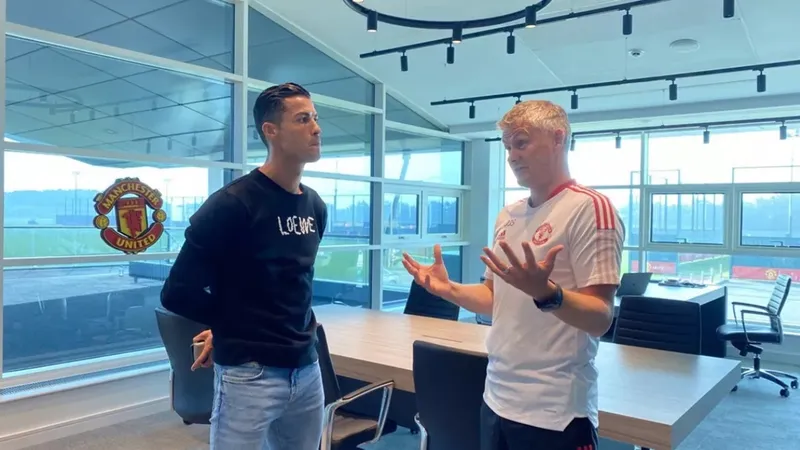 Ronldo lần đầu tiên trò chuyện với HLV Solskjaer ở Carrington